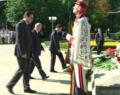 Stefan cel Mare, comemorat separat de comunisti si AIE! Sute de oameni au venit la monument! Stefan cel Mare, comemorat separat de comunisti si AIE! Sute de oameni au venit la monument!