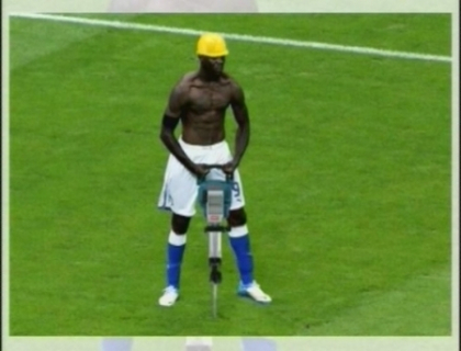 Mario Balotelli, balerina gratioasa sau demon infiorator! Uite cum a fost luat in ras atacantul italian