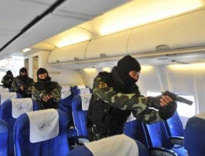 Doi barbati care intentionau sa deturneze un avion in China au fost omorati in bataie de pasageri Doi barbati care intentionau sa deturneze un avion in China au fost omorati in bataie de pasageri