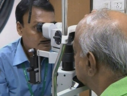 Fenomen rar in India! Un barbat a trait mai bine de doua saptamani cu un vierme in ochi! Fenomen rar in India! Un barbat a trait mai bine de doua saptamani cu un vierme in ochi!