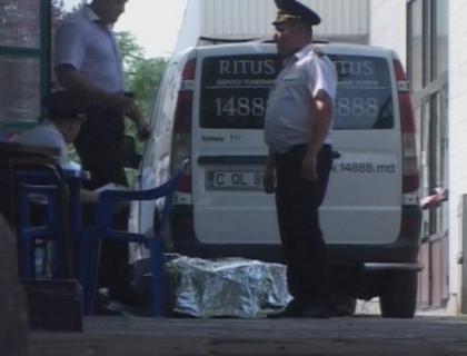 Caz socant la Gara din Chisinau! Un barbat si-a taiat gatul dupa ce s-a certat cu iubita Caz socant la Gara din Chisinau! Un barbat si-a taiat gatul dupa ce s-a certat cu iubita