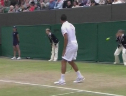 Risti sa te accidentezi, chiar daca esti arbitru! Ce a patit aceasta femeie la Wimbledon