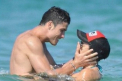 Cristiano Ronaldo si Irina Shayk, scene fierbinti pe o plaja din Saint-Tropez! Cum se relaxeaza fotbalistul Cristiano Ronaldo si Irina Shayk, scene fierbinti pe o plaja din Saint-Tropez! Cum se relaxeaza fotbalistul