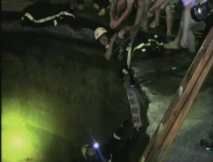 Groapa ucigasa in China! Un barbat a murit dupa ce masina in care se afla s-a prabusit sub asfalt Groapa ucigasa in China! Un barbat a murit dupa ce masina in care se afla s-a prabusit sub asfalt