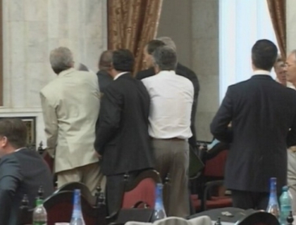 Altercatii in Parlament! Deputatii comunisti, cat pe ce sa-l ia la bataie pe ministrul Salaru. VIDEO