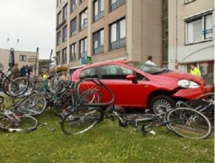 100 de biciclisti se revolta: Un sofer obsedat de iPhone i-a luat pe sus! FOTO: 10 accidente bizare 100 de biciclisti se revolta: Un sofer obsedat de iPhone i-a luat pe sus! FOTO: 10 accidente bizare