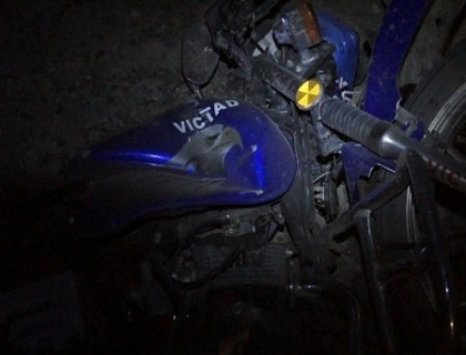 Un motociclist a murit dupa ce nu a cedat trecerea si a lovit lateral un autocamion Un motociclist a murit dupa ce nu a cedat trecerea si a lovit lateral un autocamion