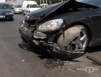 VIDEO. Nu a acordat prioritate unei ambulante si a provocat un accident in lant VIDEO. Nu a acordat prioritate unei ambulante si a provocat un accident in lant