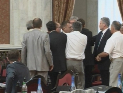 "Lectia" lui Petrenco: Deputatii sa citeasca Constitutia. In parlament este un anumit fel de comportament "Lectia" lui Petrenco: Deputatii sa citeasca Constitutia. In parlament este un anumit fel de comportament