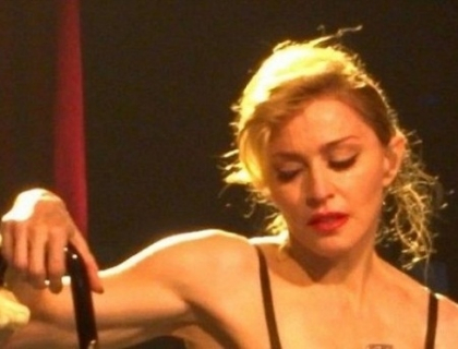 Madonna s-a prabusit pe scena din Berlin dupa ce a plans in hohote! Cum si-a speriat artista fanii. VIDEO Madonna s-a prabusit pe scena din Berlin dupa ce a plans in hohote! Cum si-a speriat artista fanii. VIDEO