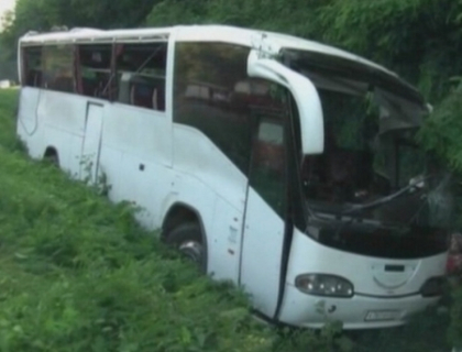 VIDEO. Accident teribil in Ucraina. 14 cetateni rusi au murit dupa ce autobuzul in care se aflau s-a rasturnat