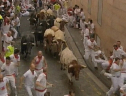 Se iau la intrecere cu taurii. Adrenalina nebuna pe strazile orasului spaniol Pamplona