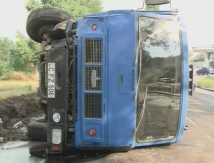 Un camion s-a rasturnat in sectorul Botanica. Soferul a incercat sa evite un automobil
