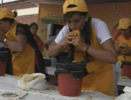 Competitie inedita la New Delhi: trebuie sa manance doua kilograme de mango in 3 minute!