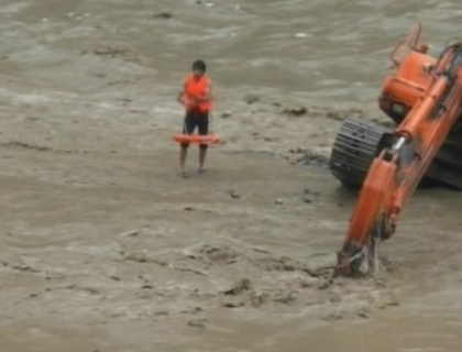 Inundatii grave in China. Doi muncitori, salvati ca prin minune Inundatii grave in China. Doi muncitori, salvati ca prin minune