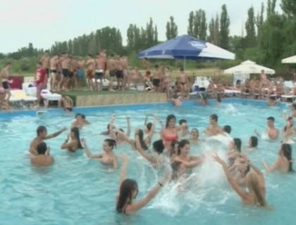 Fete in bikini si distractie la piscina. Alexandru Manciu si-a filmat primul videoclip - VIDEO