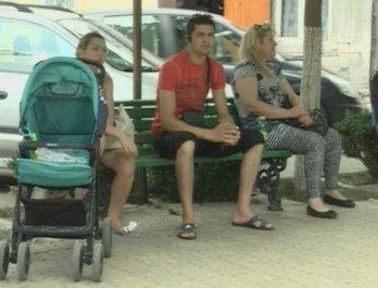 Ploaie cu soare. Cei care sunt nevoiti sa stea la coada la ambasade indura caldura insuportabila