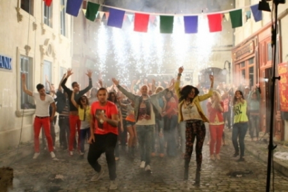 Sasha Lopez, Ale Blake si Broono au lansat videoclipul piesei "Everybody feels alright". VIDEO