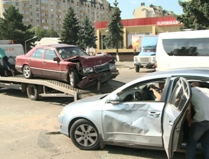 VIDEO. Accident la Botanica. Nu a acordat prioritate si a fost lovit in plin. Doua persoane, la spital VIDEO. Accident la Botanica. Nu a acordat prioritate si a fost lovit in plin. Doua persoane, la spital