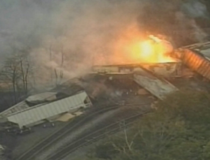 Accident de proportii in Ohio. Un tren care transporta alcool etilic a deraiat si a luat foc Accident de proportii in Ohio. Un tren care transporta alcool etilic a deraiat si a luat foc