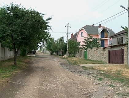 Sparg casa dupa casa. Comuna Truseni, amenintata de hoti! Sparg casa dupa casa. Comuna Truseni, amenintata de hoti!