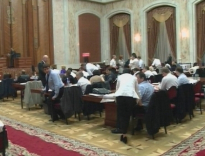 Record in Parlament. Deputatii au muncit pana la miezul noptii. PCRM: "Doar hotii lucreaza noaptea" Record in Parlament. Deputatii au muncit pana la miezul noptii. PCRM: "Doar hotii lucreaza noaptea"