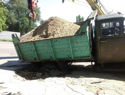 FOTO. Capcane pentru soferi. Un camion plin cu nisip s-a pomenit intr-o groapa uriasa FOTO. Capcane pentru soferi. Un camion plin cu nisip s-a pomenit intr-o groapa uriasa