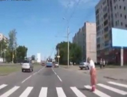 VIDEO. Reactia uluitoare a unei batrane care vrea sa traverseze strada VIDEO. Reactia uluitoare a unei batrane care vrea sa traverseze strada