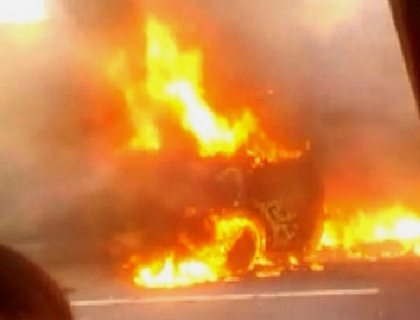 Un microbuz a ars in totalitate dupa ce s-a ciocnit cu o motocicleta. Tanar de 26 de ani, mort pe loc 