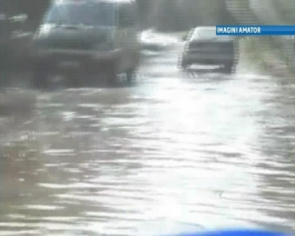 IMAGINI DIN MIJLOCUL FURTUNII. Ploaia torentiala si vijelia au provocat un adevarat haos