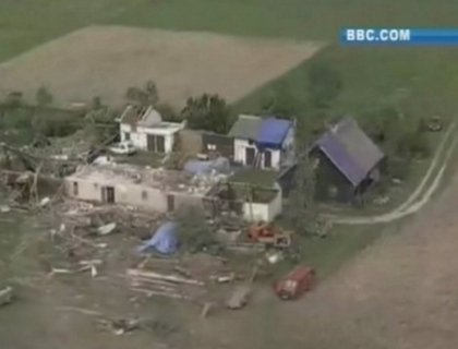 Polonia, maturata de tornada! Un mort si sute de case avariate! Rafalele au atins 200 km/h Polonia, maturata de tornada! Un mort si sute de case avariate! Rafalele au atins 200 km/h