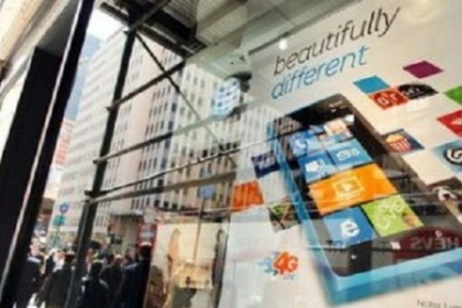 Nokia, ingenuncheata. Cat a ajuns sa coste smartphone-ul vedeta, Lumia 900
