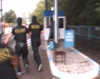 Doi vamesi si un politist de frontiera, retinuti pentru luare de mita! Doi vamesi si un politist de frontiera, retinuti pentru luare de mita!