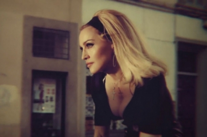 GREU DE CREZUT: In noul ei clip, Madonna chiar a dat timpul inapoi! Vezi \'Turn up the radio\'! VIDEO
