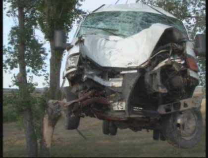 Grav accident la Opaci, Causeni! 11 raniti dupa ce un microbuz de ruta s-a izbit intr-un copac! Grav accident la Opaci, Causeni! 11 raniti dupa ce un microbuz de ruta s-a izbit intr-un copac!