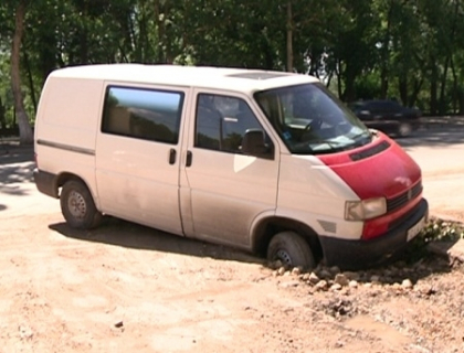 VIDEO. Inca o groapa-capcana. A ajuns cu microbuzul intr-o gaura uriasa si l-a abandonat