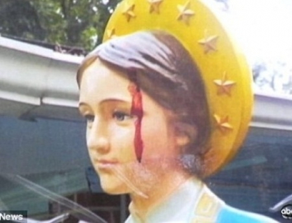 O statuie a Fecioarei Maria a inceput sa sangereze. Oamenii cred ca este un semn divin. VIDEO