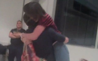 VIDEO. Primul sarut, dupa 5 ani de relatie la distanta. Doua destine, unite de un joc online VIDEO. Primul sarut, dupa 5 ani de relatie la distanta. Doua destine, unite de un joc online