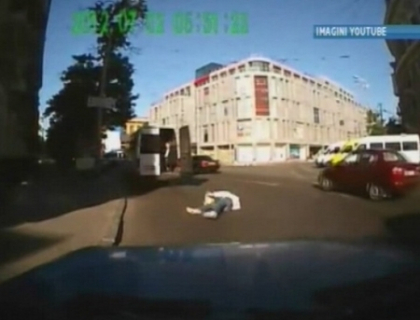 Se intampla in Ucraina! O femeie cade dintr-un microbuz care se deplaseaza cu viteza! Se intampla in Ucraina! O femeie cade dintr-un microbuz care se deplaseaza cu viteza!