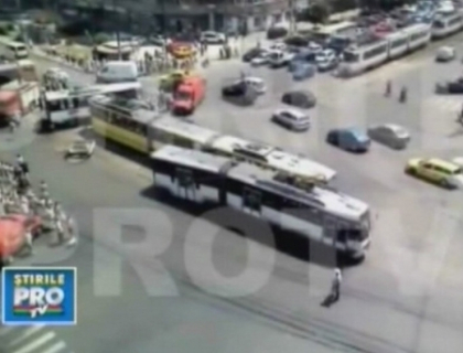 18 raniti dupa ce doua tramvaie s-au ciocnit la Bucuresti! Una dintre garnituri s-a rupt in doua
