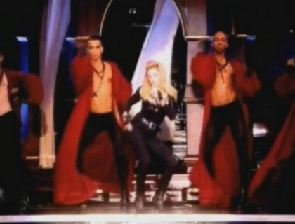 Madonna, show de exceptie la Londra! A aratat senzational alaturi de colegii sai, semidezbracati