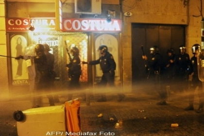 Proteste violente la Madrid fata de masurilor de austeritate. Politia a tras cu gloante de cauciuc Proteste violente la Madrid fata de masurilor de austeritate. Politia a tras cu gloante de cauciuc
