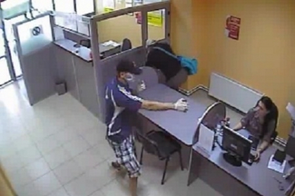 CAMERE DE SUPRAVEGHERE. Momentul in care doi indivizi jefuiesc banca de la Ciocana. VIDEO CAMERE DE SUPRAVEGHERE. Momentul in care doi indivizi jefuiesc banca de la Ciocana. VIDEO