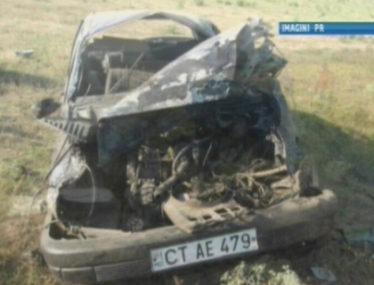 Un tanar a murit, iar altul a ajuns la spital dupa ce masina in care se aflau s-a rasturnat. FOTO Un tanar a murit, iar altul a ajuns la spital dupa ce masina in care se aflau s-a rasturnat. FOTO