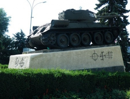 Simboluri naziste la Balti. Doua monumente sovietice, vandalizate! Simboluri naziste la Balti. Doua monumente sovietice, vandalizate!