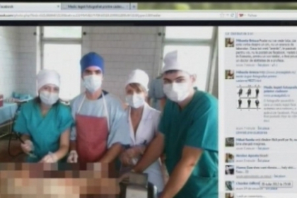 Fotografia care a socat internetul! Patru tineri pozeaza in timp ce diseaca un cadavru Fotografia care a socat internetul! Patru tineri pozeaza in timp ce diseaca un cadavru