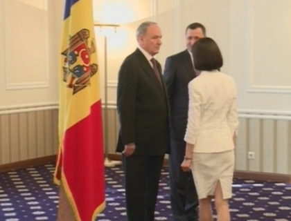 Cad capete la guvern! Alexei Roibu si Mihail Sleahtitchi, demisi! Noii ministri, investiti in functie Cad capete la guvern! Alexei Roibu si Mihail Sleahtitchi, demisi! Noii ministri, investiti in functie