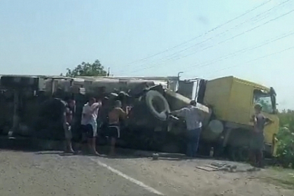 Imagini amator: Un camion incarcat cu prundis s-a rasturnat la Gotesti, raionul Cantemir