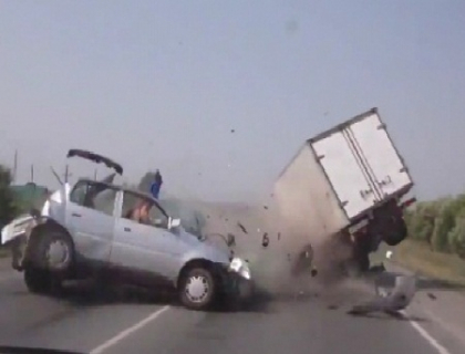 Au scapat ca prin minune. Accident teribil pe o sosea din Rusia, surprins de o camera de bord Au scapat ca prin minune. Accident teribil pe o sosea din Rusia, surprins de o camera de bord