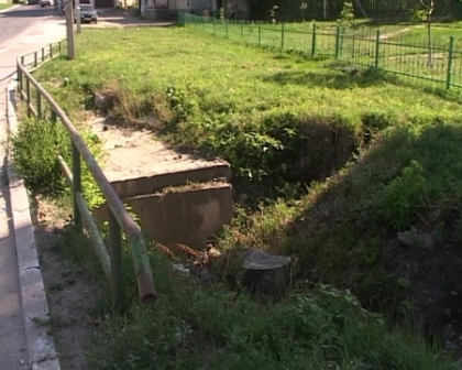 S-au batut pana au cazut intr-un sant! Doi tineri din Durlesti, in stare grava la spital S-au batut pana au cazut intr-un sant! Doi tineri din Durlesti, in stare grava la spital